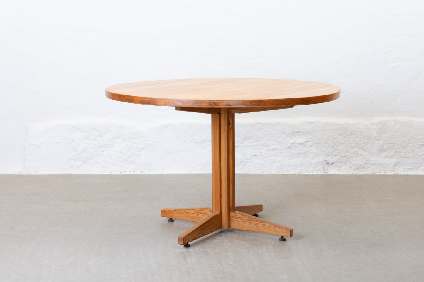 1970s round pine dining table