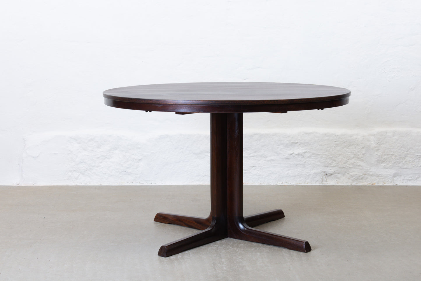 1970s extending dining table in mahogany