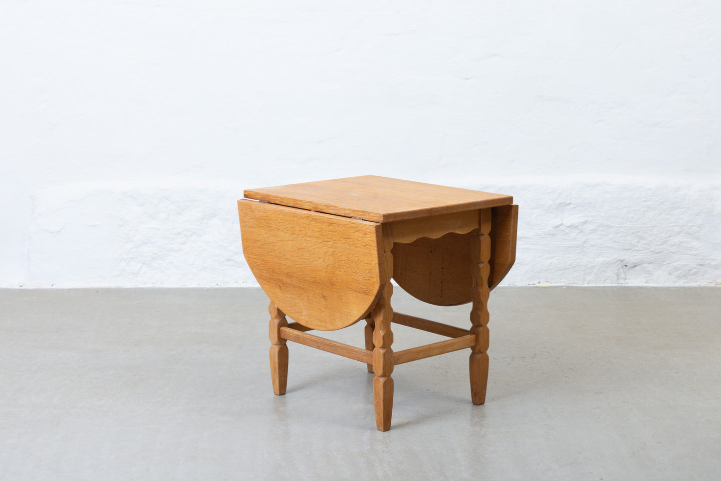 1970s drop leaf side table in oak