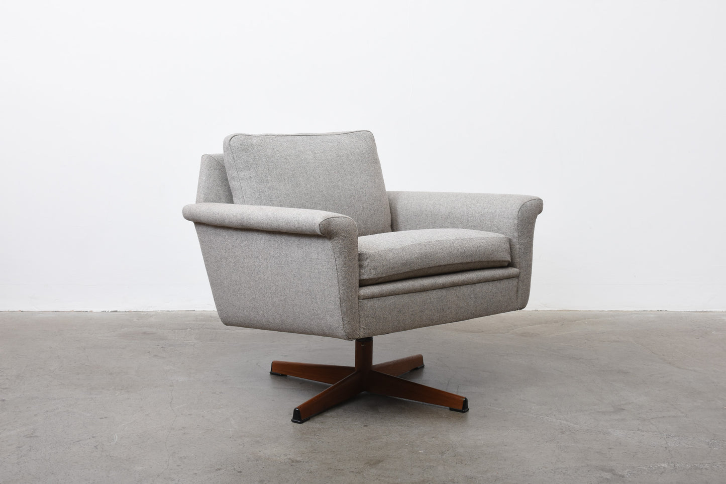 Newly upholstered: 1960s swivel chair in wool
