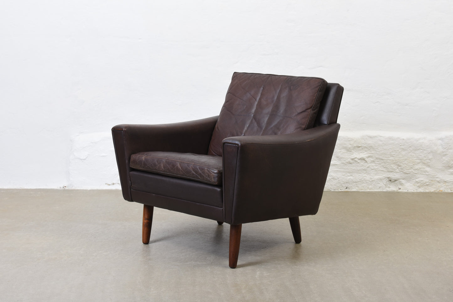 1960s brown leather lounger on rosewood legs