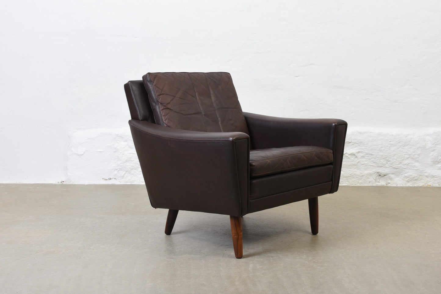 1960s brown leather lounger on rosewood legs