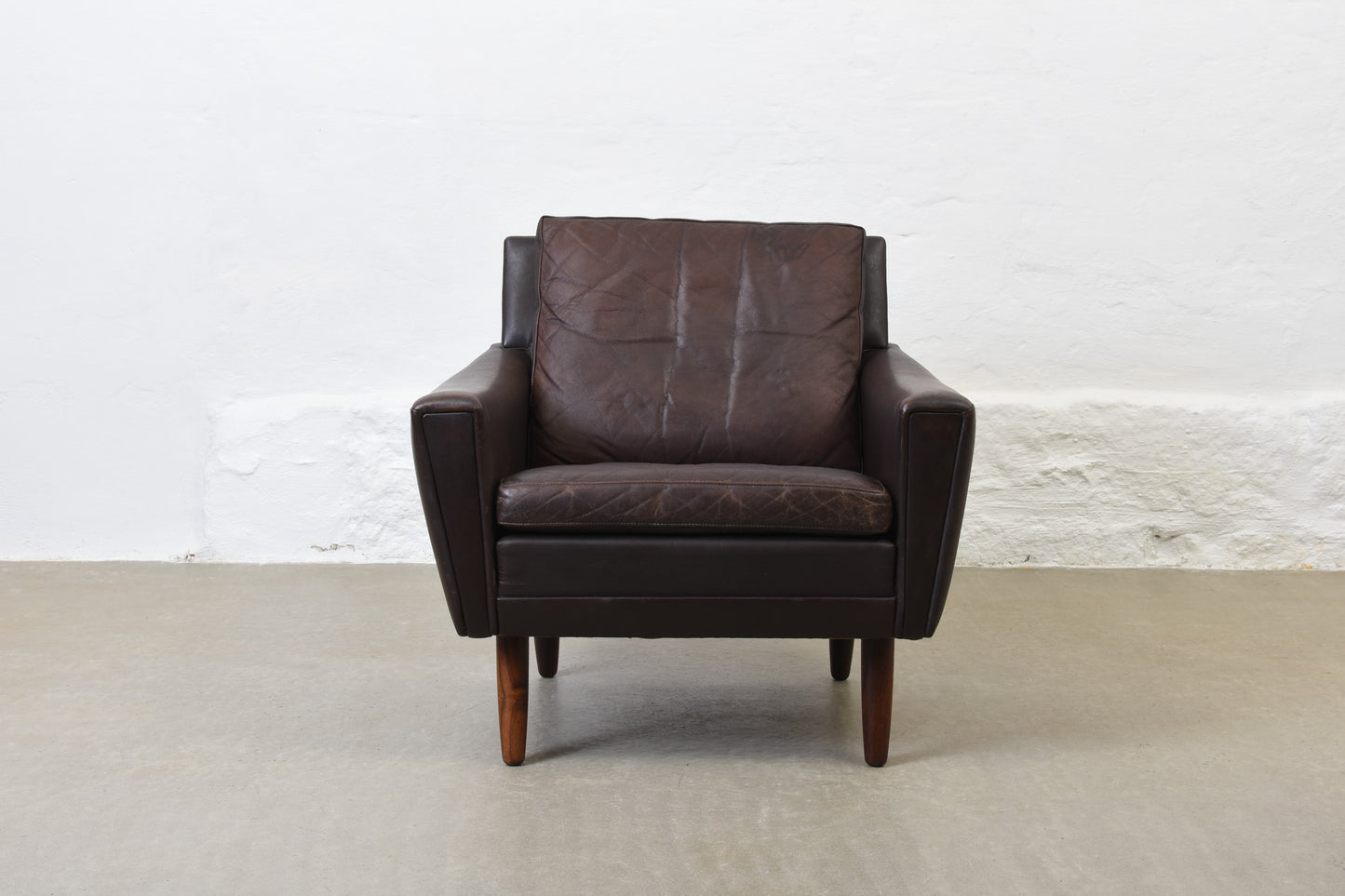 1960s brown leather lounger on rosewood legs