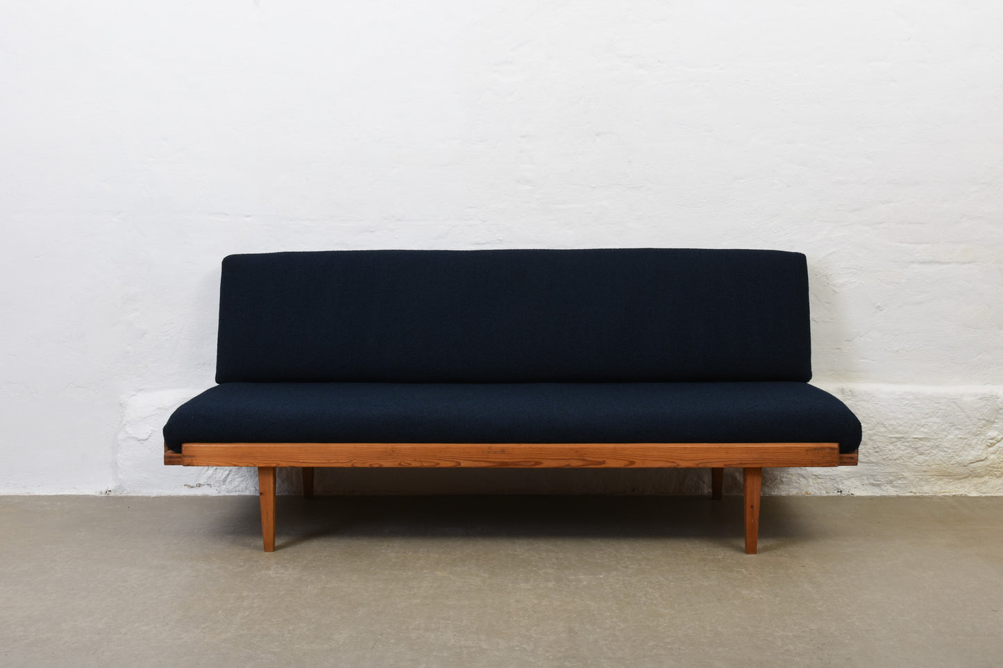 Newly reupholstered: 1960s day bed by Horsnæs Møbelfabrik