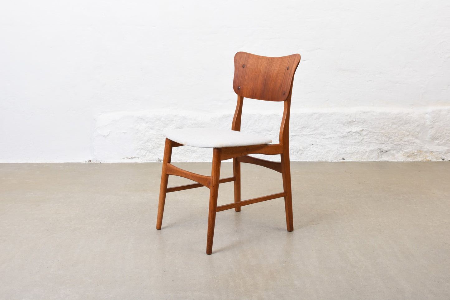 Newly reupholstered: Set of 1950s chairs in teak + oak