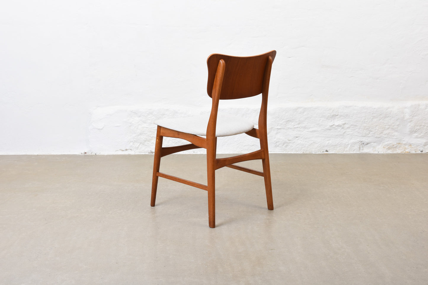 Newly reupholstered: Set of 1950s chairs in teak + oak