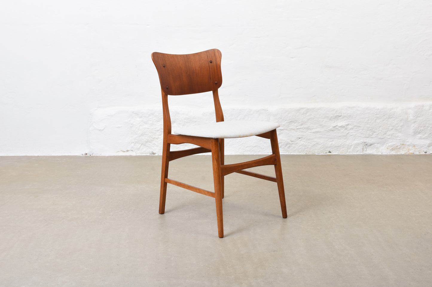 Newly reupholstered: Set of 1950s chairs in teak + oak