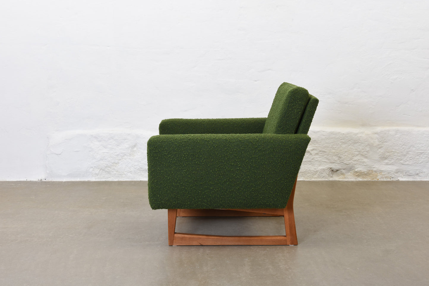 Newly reupholstered: 1960s bouclé wool lounger on sleigh legs