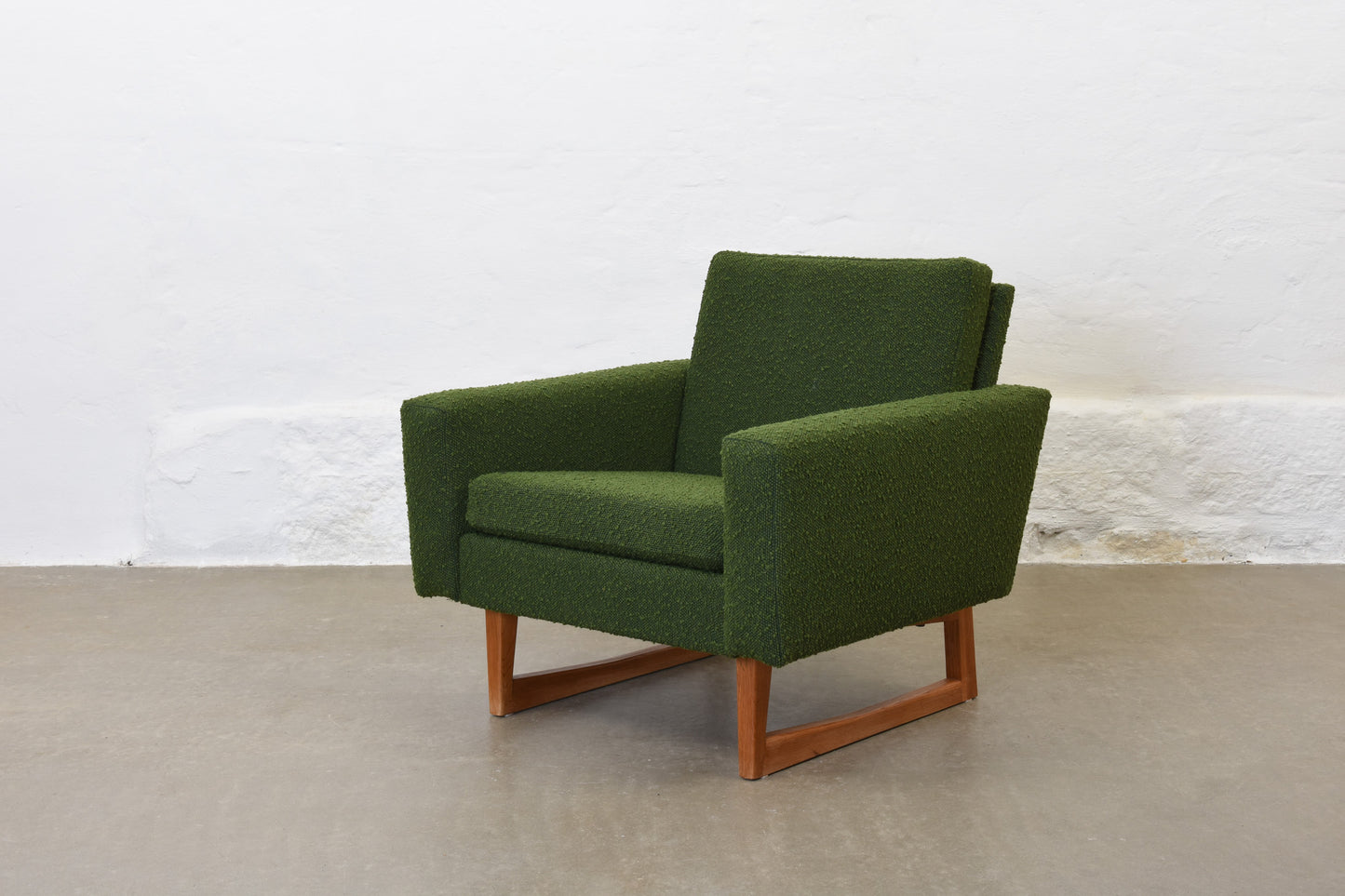 Newly reupholstered: 1960s bouclé wool lounger on sleigh legs