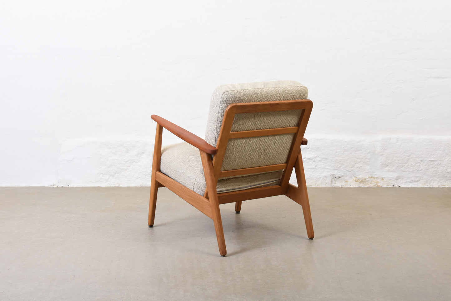 Newly reupholstered: 1950s 'Esbjerg' lounger in teak + oak