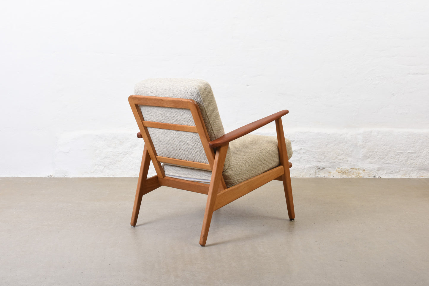 Newly reupholstered: 1950s 'Esbjerg' lounger in teak + oak