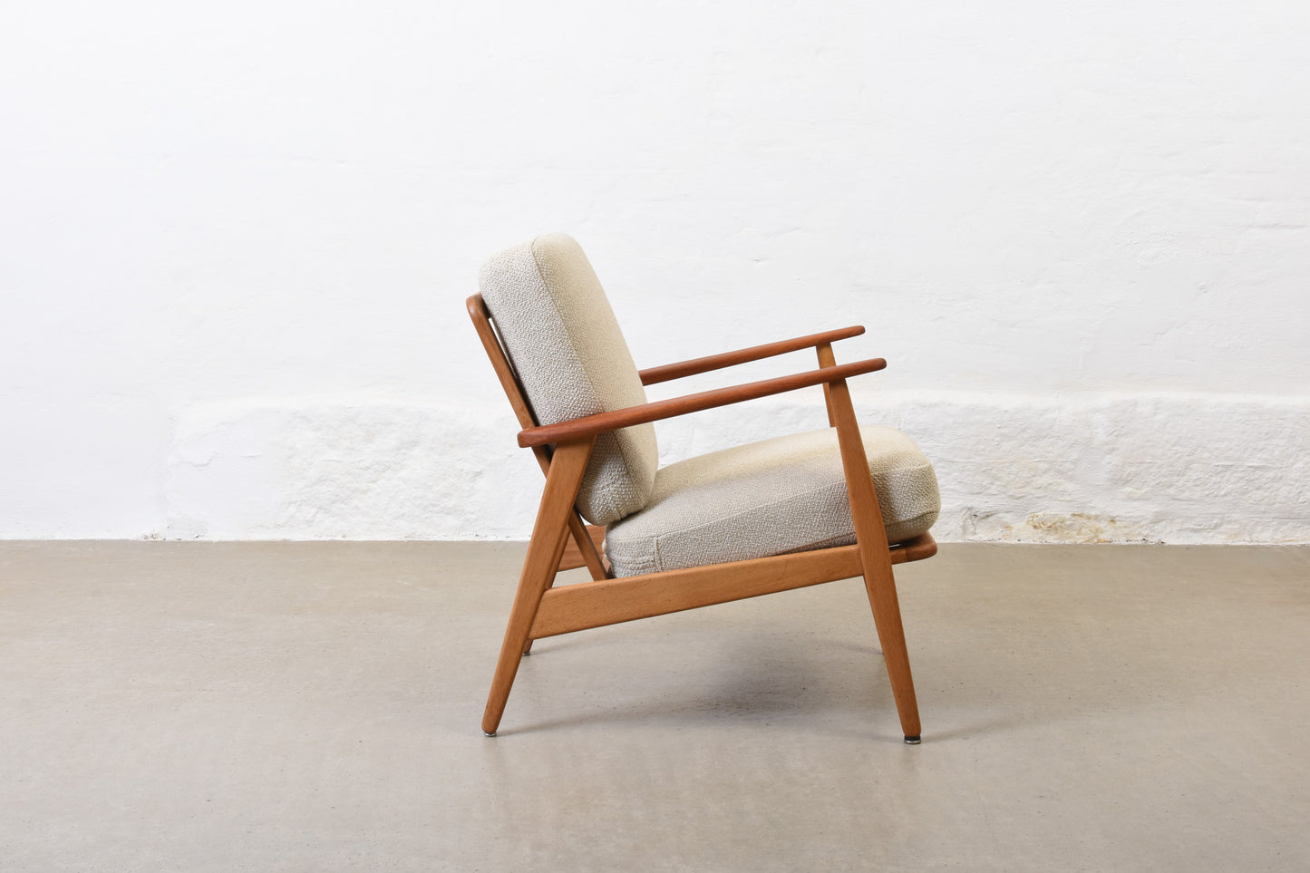 Newly reupholstered: 1950s 'Esbjerg' lounger in teak + oak