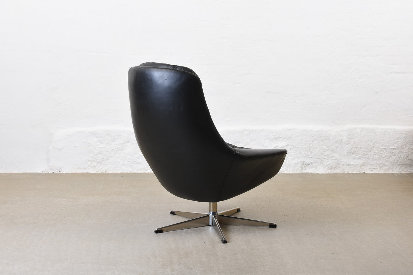 1960s 'Silhouette' swivel chair by H.W. Klein - Black