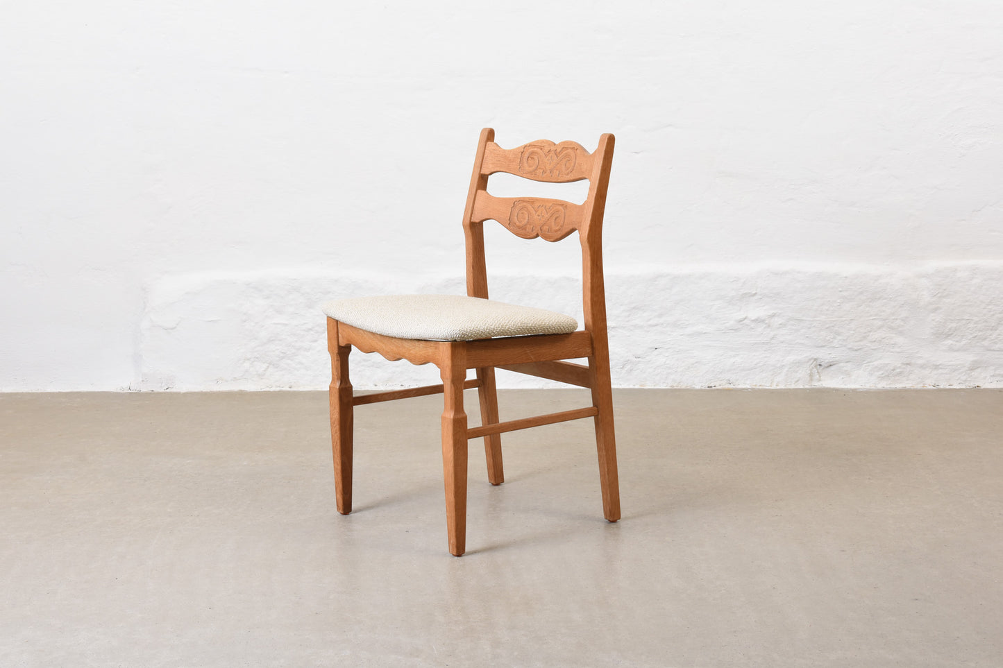 Newly reupholstered: Set of six oak chairs by Henning Kjærnulf