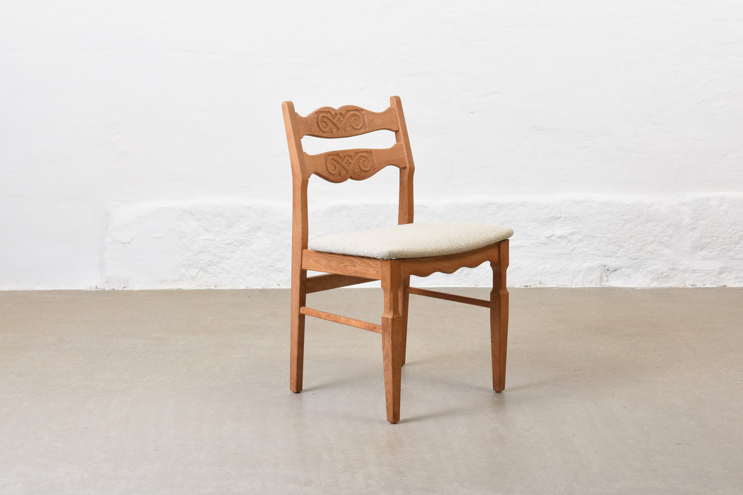 Newly reupholstered: Set of six oak chairs by Henning Kjærnulf