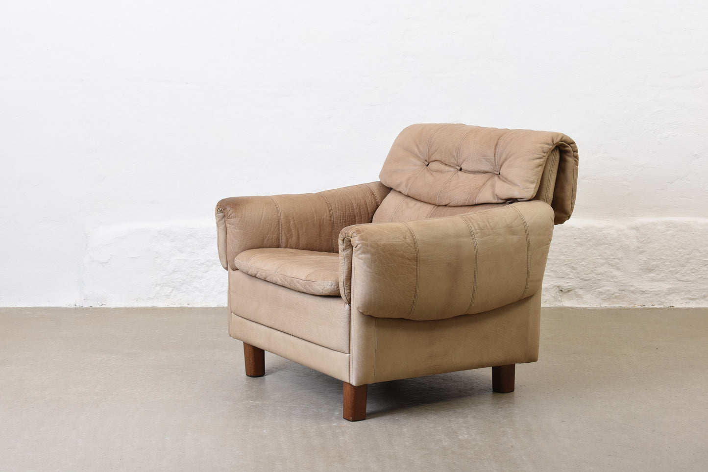 1960s beige leather lounge chair