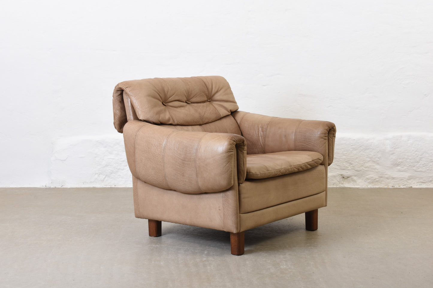 1960s beige leather lounge chair