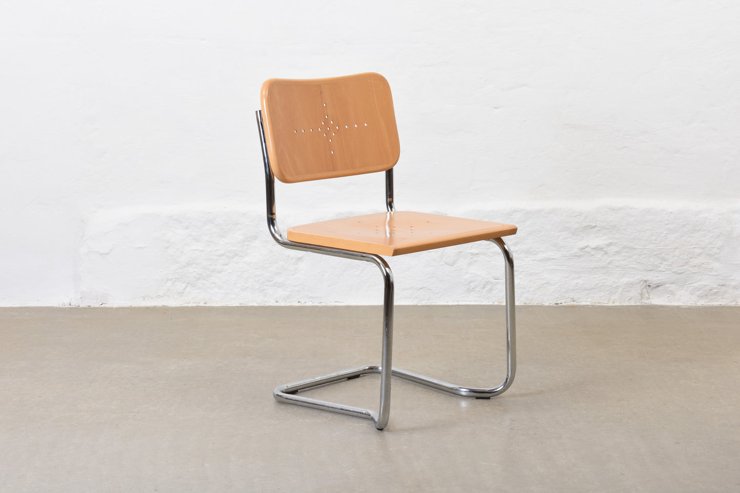 Six available: Vintage cantilever chairs in ash + metal