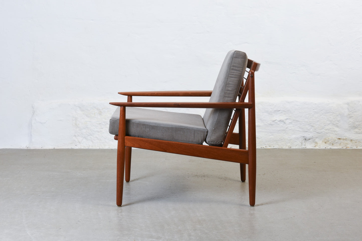 Newly reupholstered: 1960s teak lounger by Arne Vodder