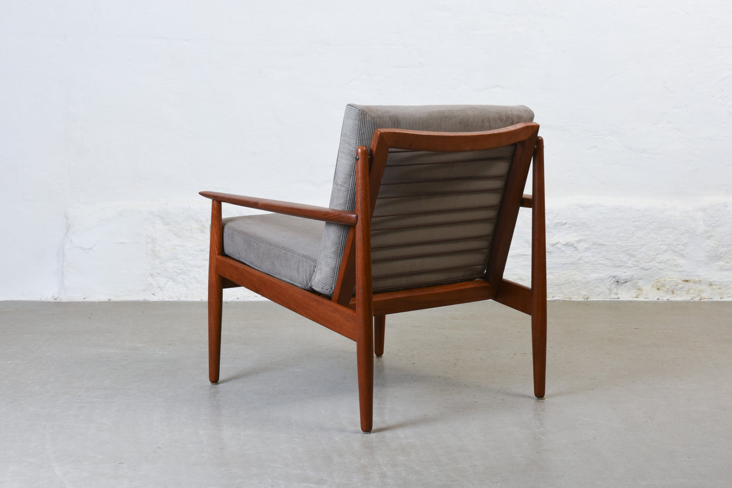 Newly reupholstered: 1960s teak lounger by Arne Vodder