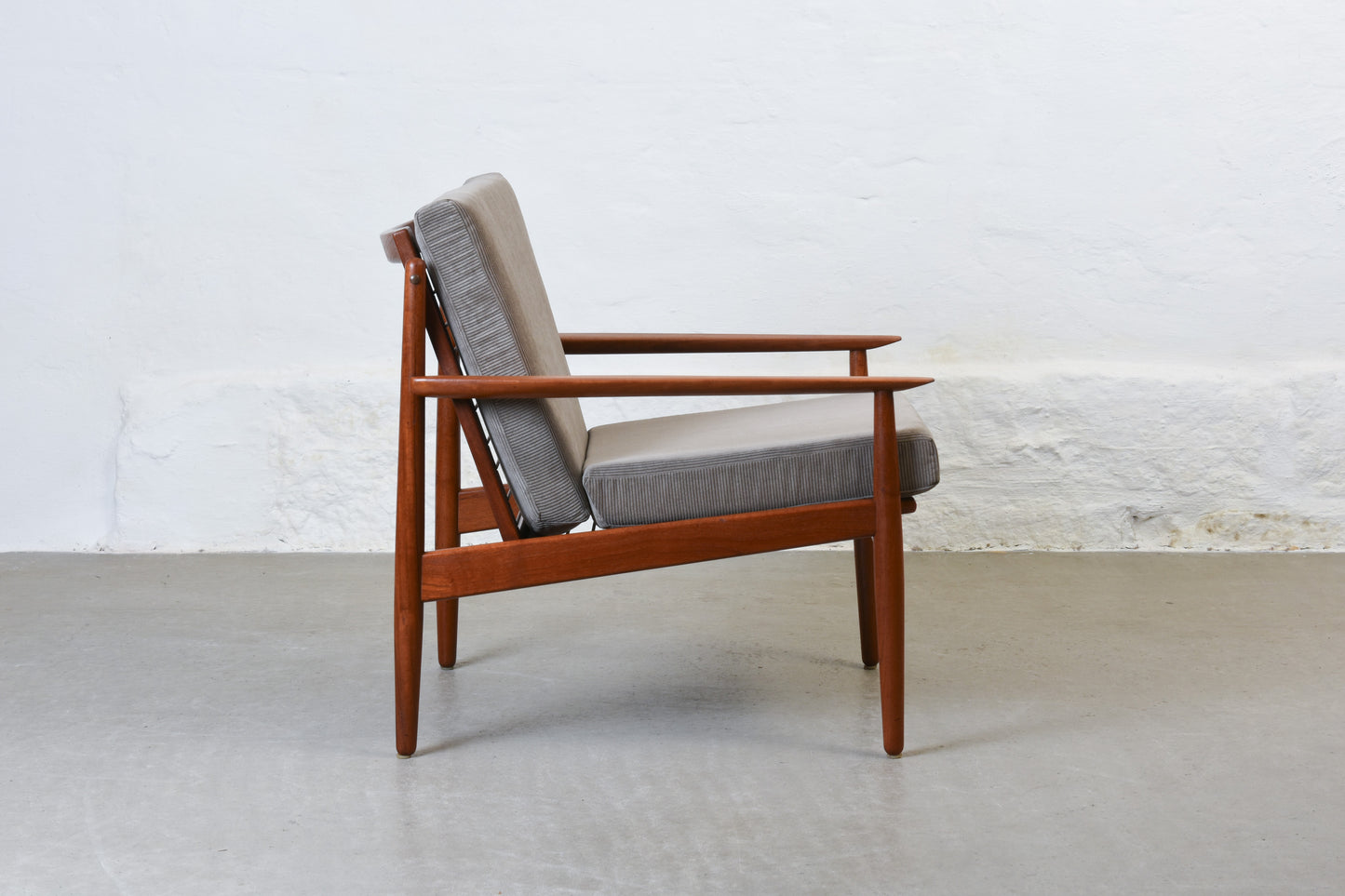 Newly reupholstered: 1960s teak lounger by Arne Vodder
