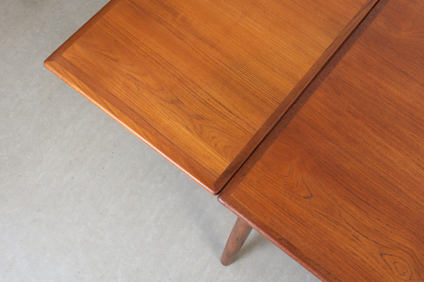 1960s extending dining table in teak - 130L cm