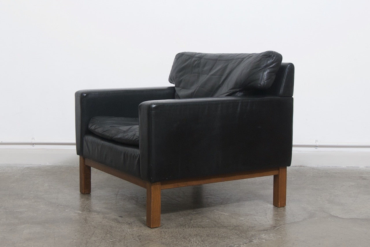 Leather lounger by Peem