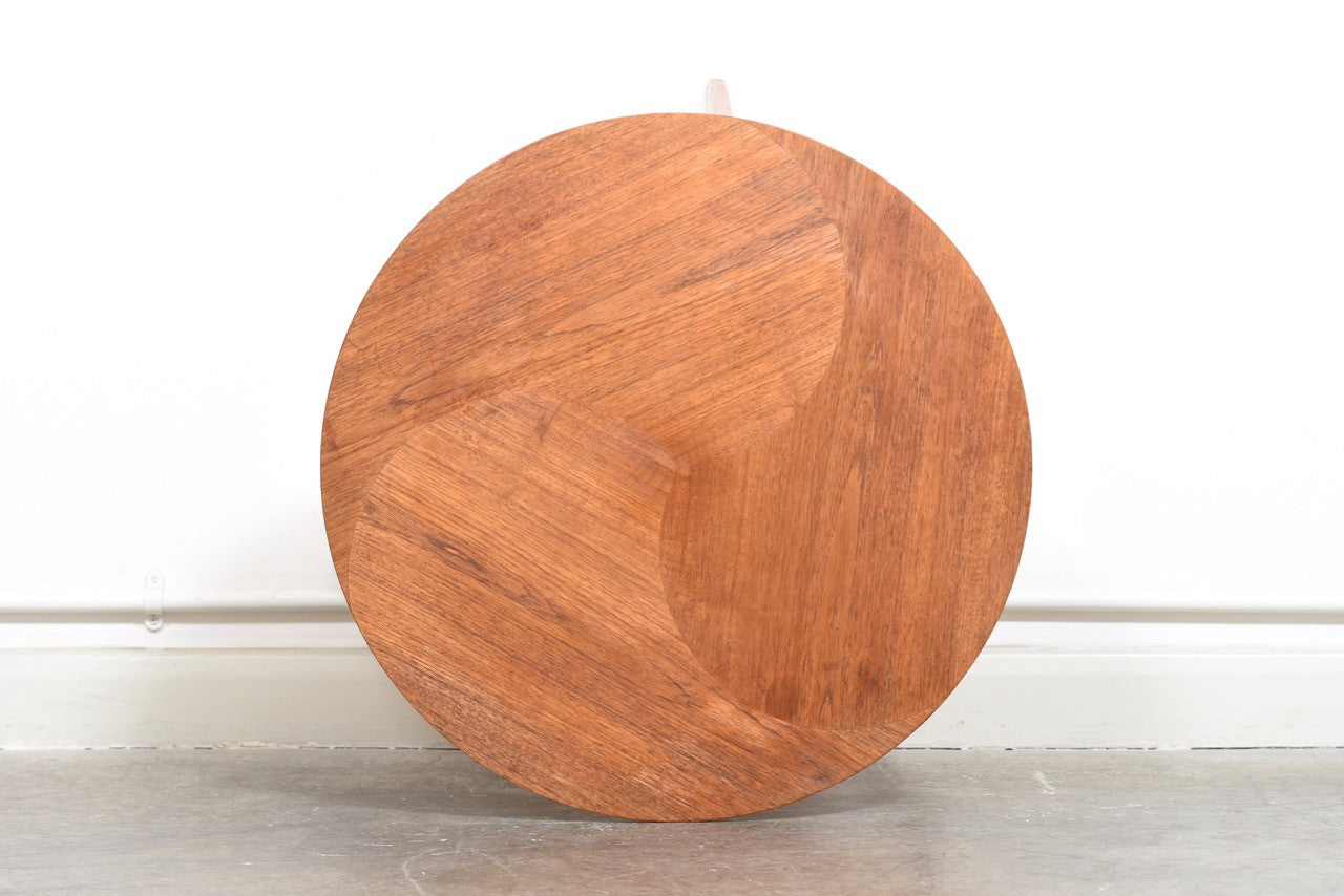 Round side table in teak