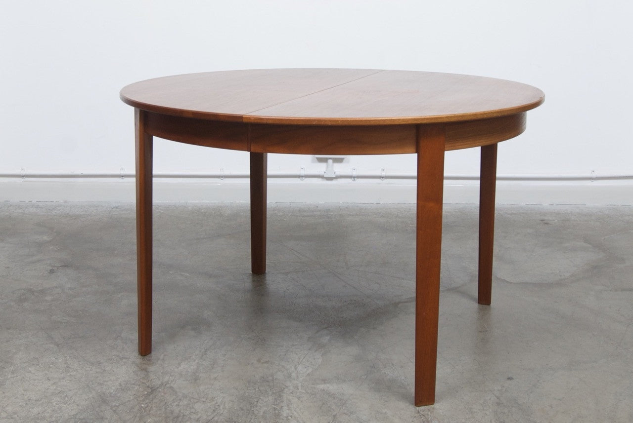 Extending dining table by Omann Jun