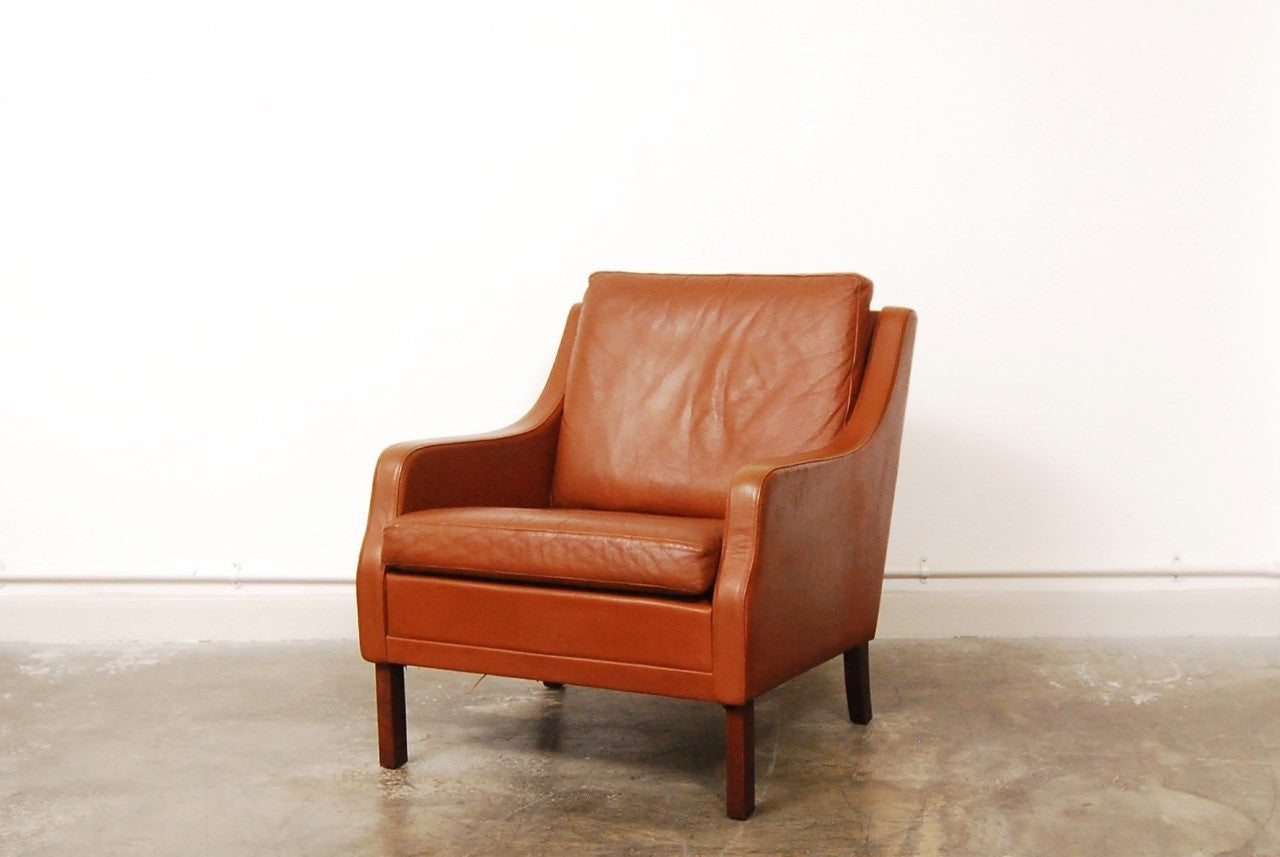 Low back leather lounge chair