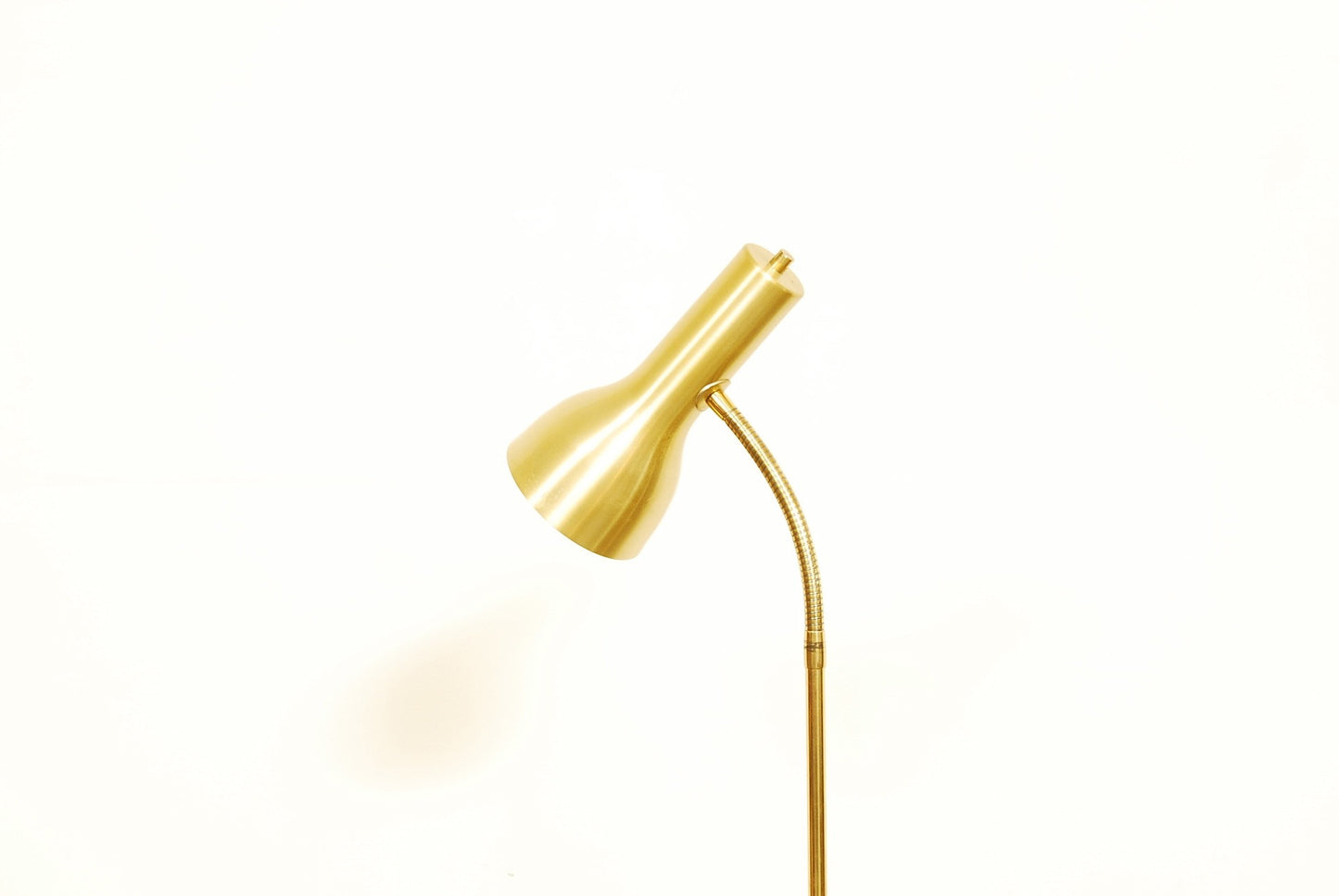 Brass floor lamp by Iaoni Belysning