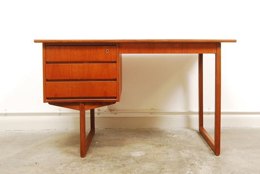 Single pedestal desk