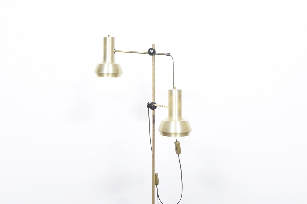 Height adjustable twin-headed floor lamp