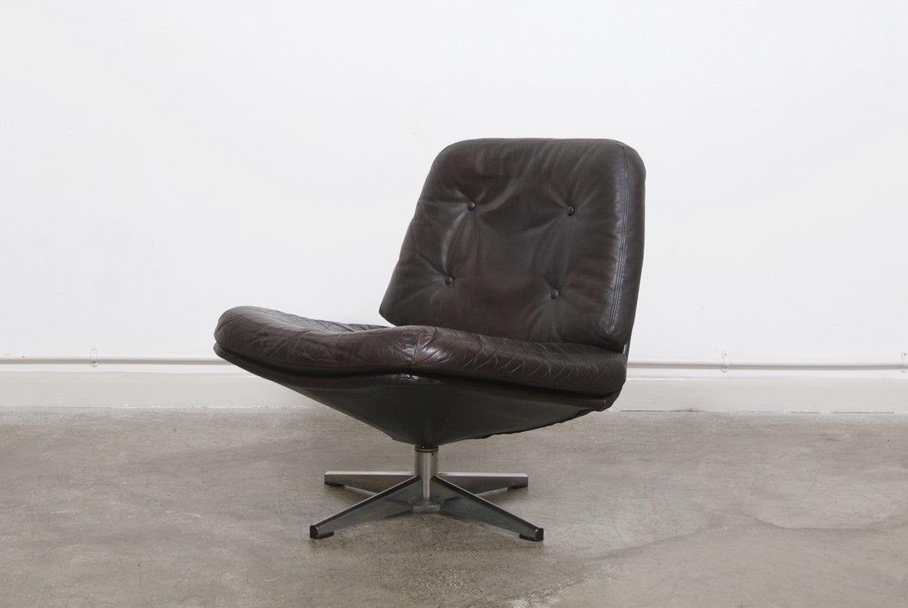 Low leather lounger by Farstrup