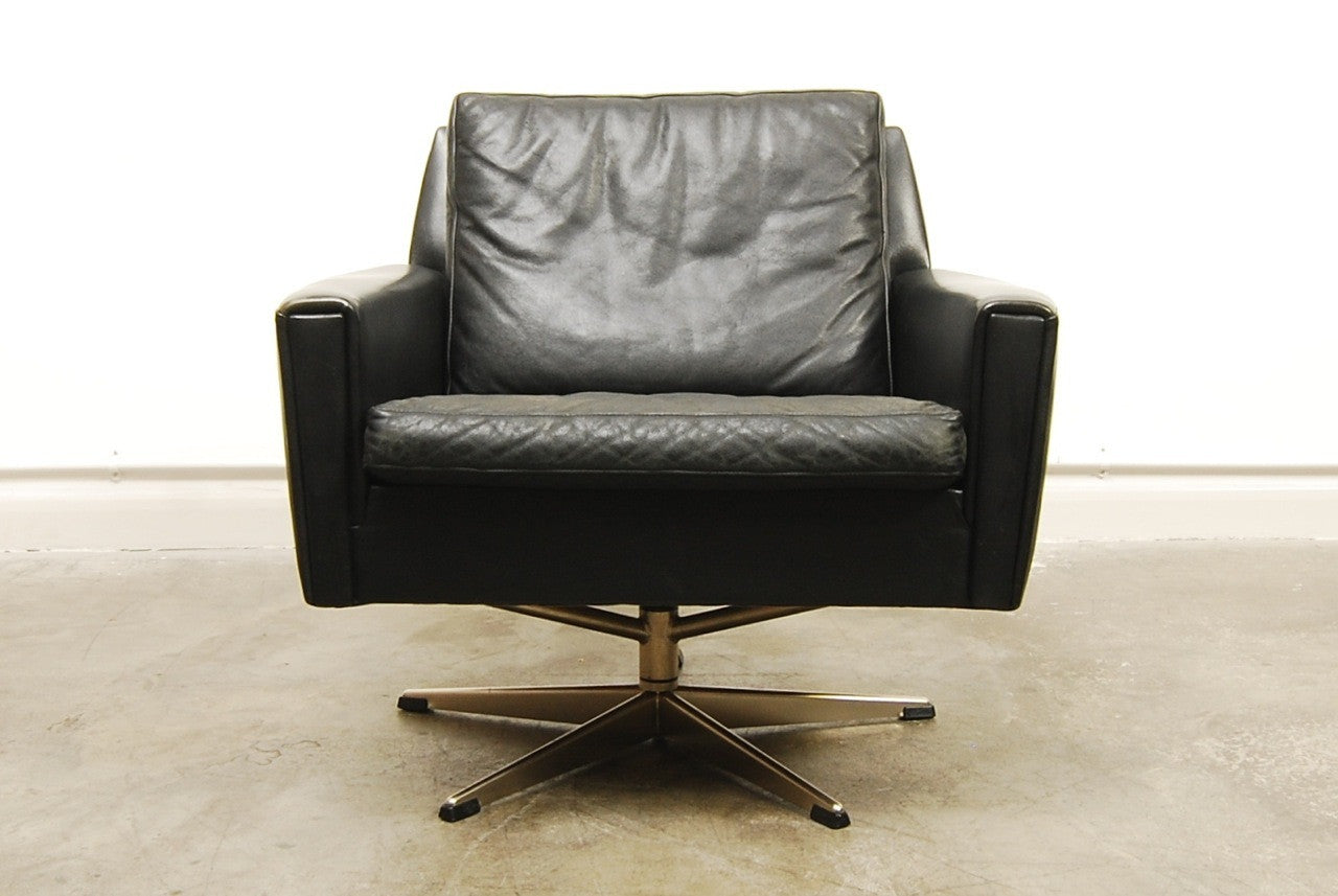 Low back leather lounger on swivel base