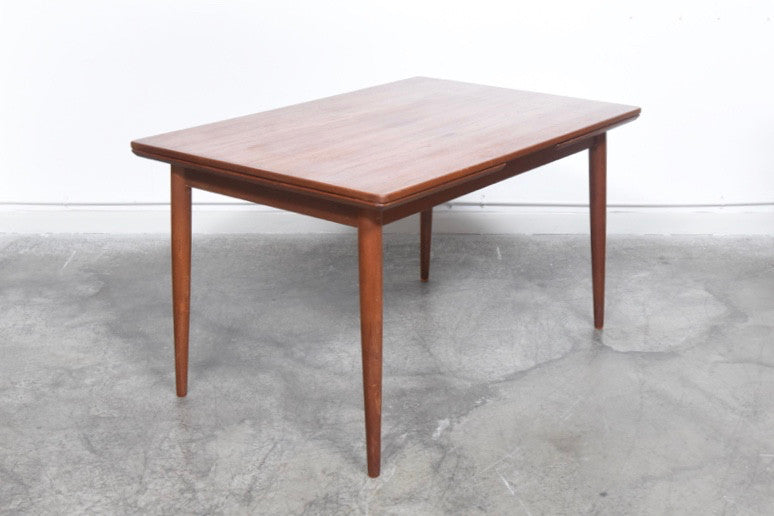 Extending dining table with splayed legs