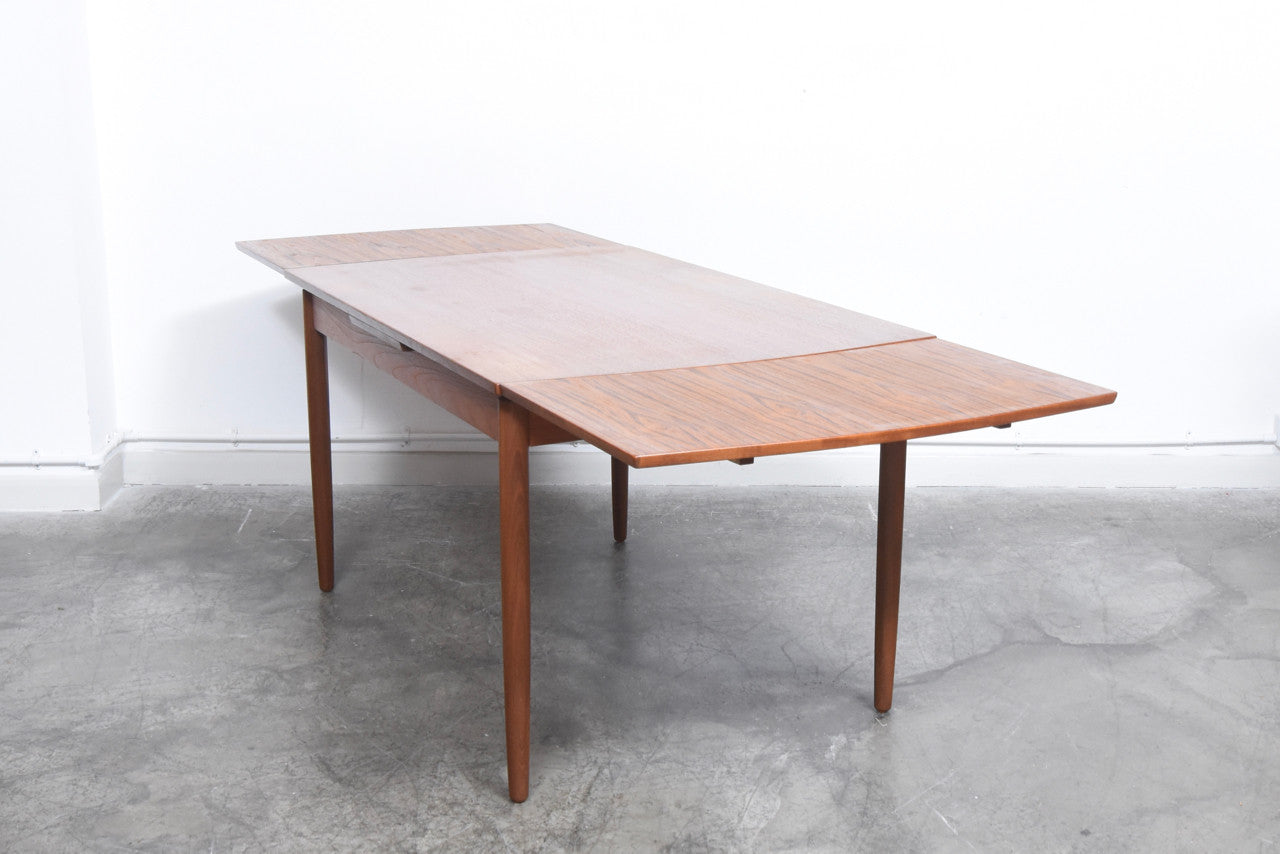 Extending dining table in teak