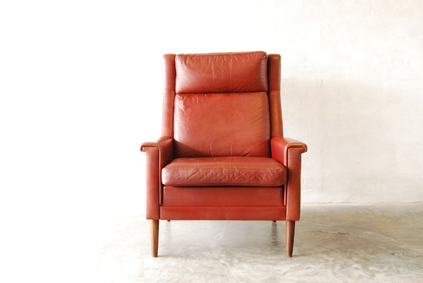 Highback maroon lounge chair