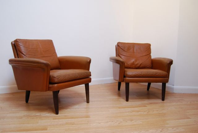 Pair of lounge chairs in tan leather