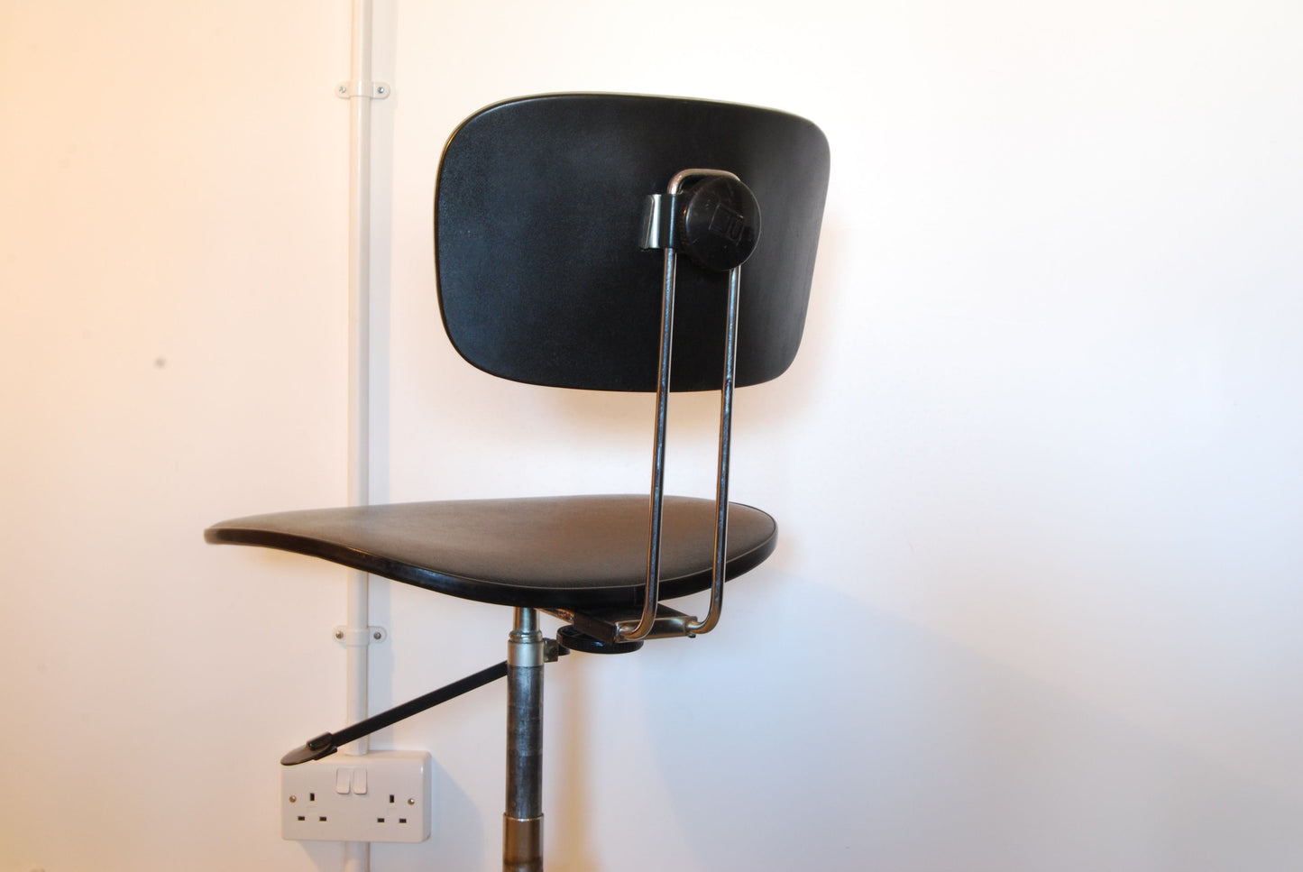 Adjustable work chair by JU