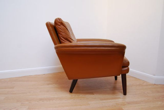 Pair of lounge chairs in tan leather