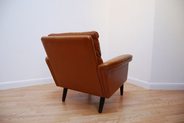 Pair of lounge chairs in tan leather