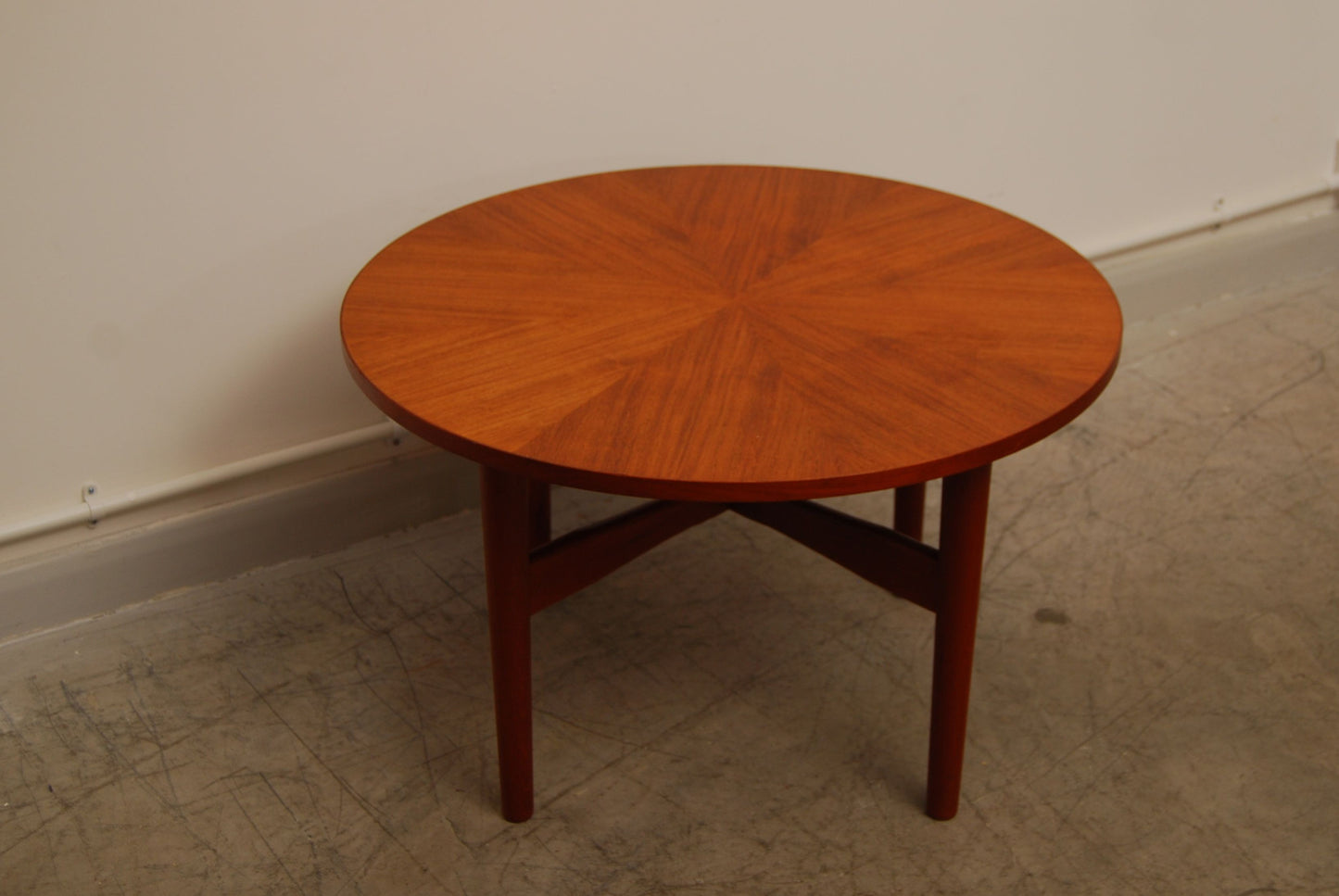 Round coffee table in teak
