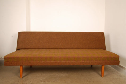 Daybed on oak legs