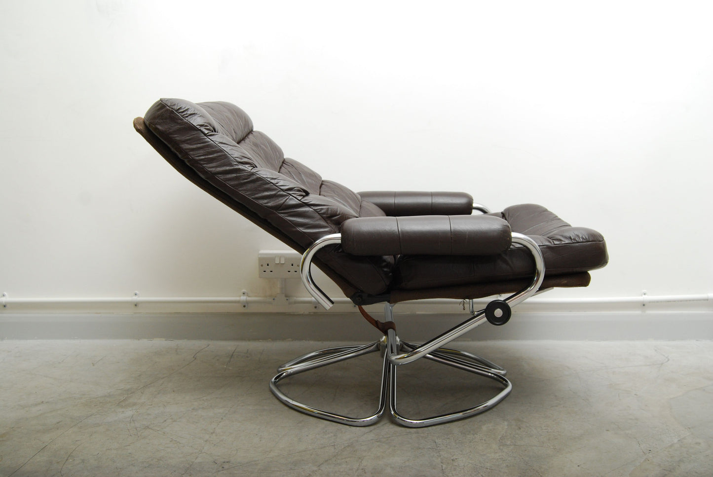 Reclining leather lounge chair