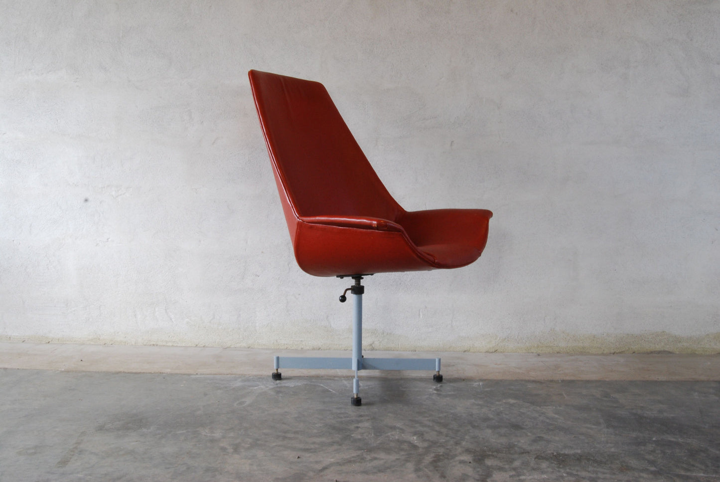 Swivelling desk/occasional chair by KEVI