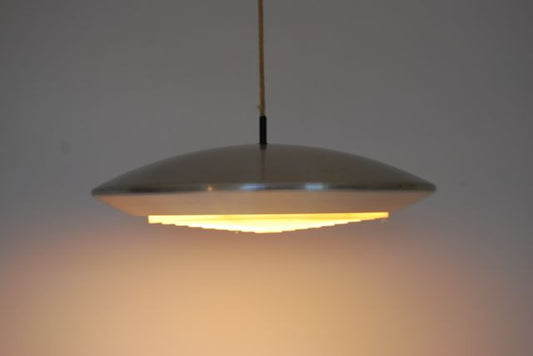 Saucer-shaped ceiling lamp