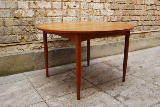 Round coffee table in teak