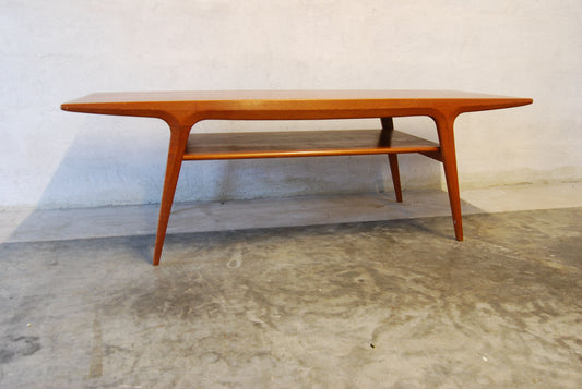 Two-tiered coffee table in teak