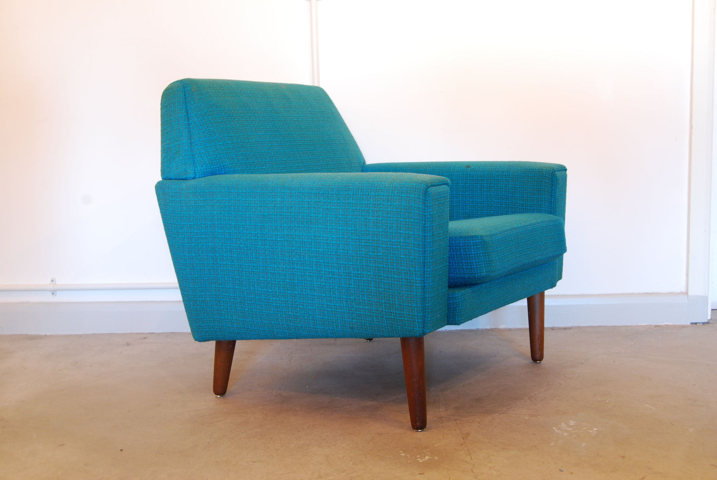 Lounge chair in sea blue